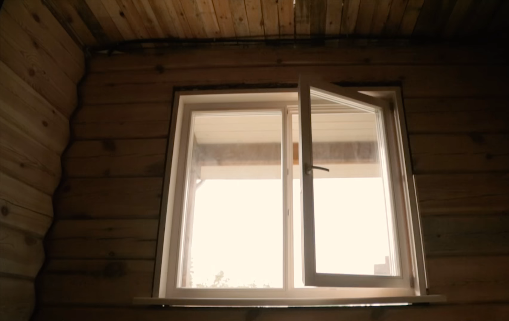 Двухстворчатые окна в деревянный дом